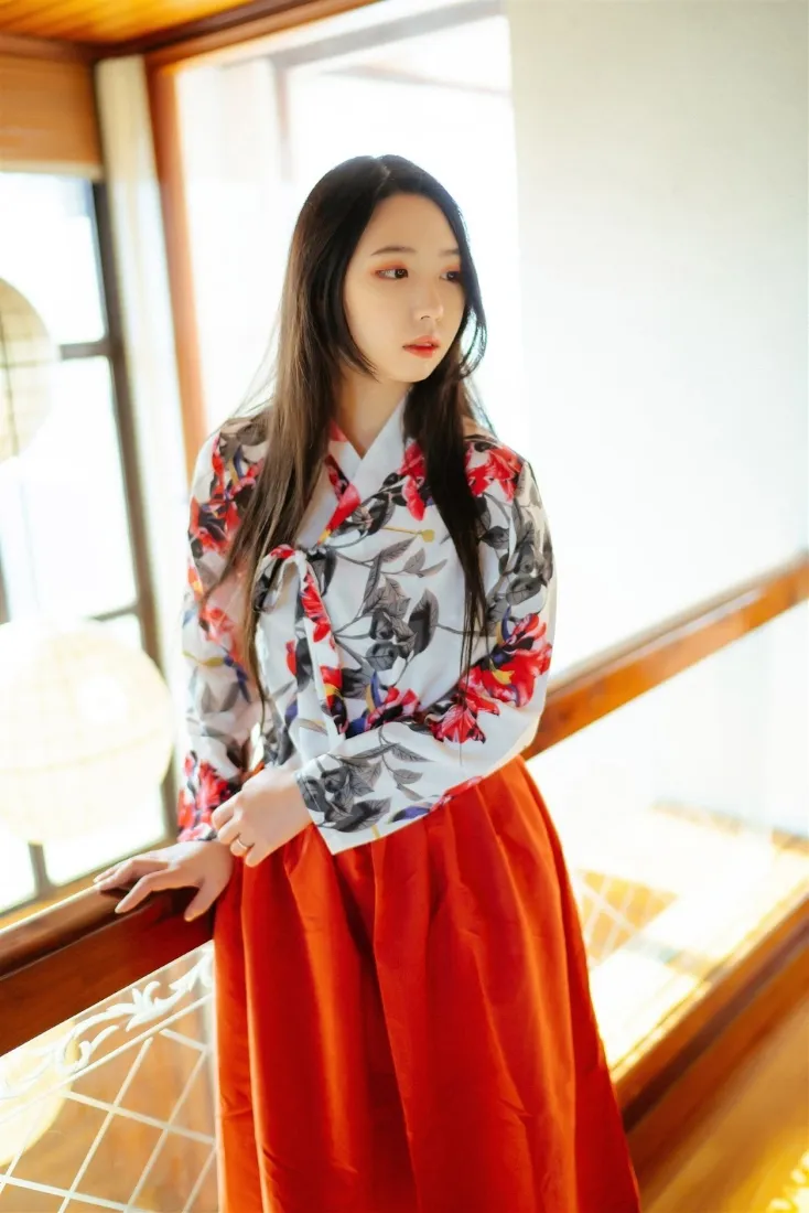 红衣美女手机壁纸｜居家背景图片 - 阳光「哲风壁纸」