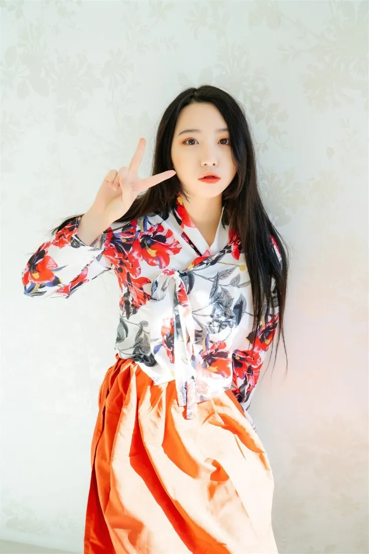 长发美女手机壁纸｜花衬衫背景图片 - 居家阳光「哲风壁纸」