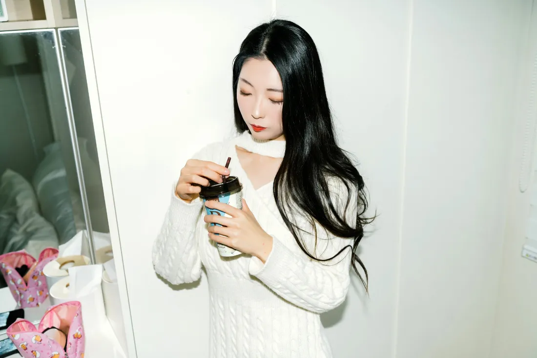 2k长发美女壁纸｜白色居家背景图 - 喝咖啡休闲「哲风壁纸」