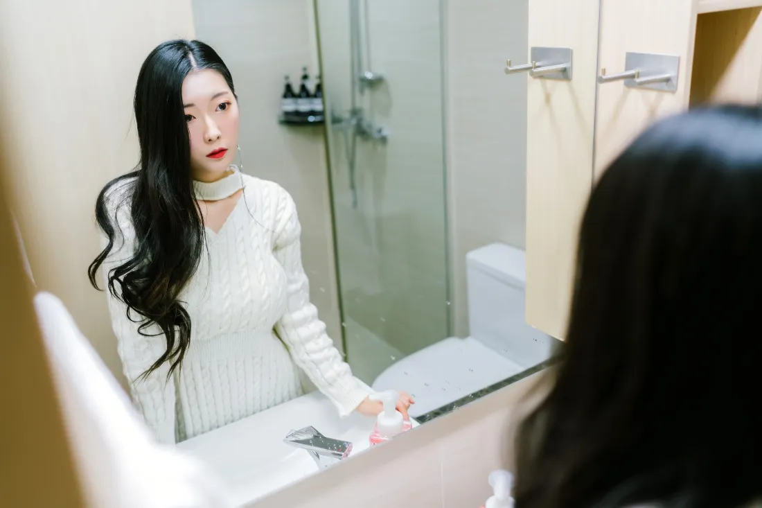 2k居家浴室壁纸｜白色连衣裙背景图片 - 长发红唇女性「哲风壁纸」