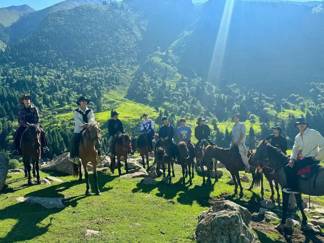6k十个勤天壁纸｜山间骑马背景图片 - 自然风景「哲风壁纸」