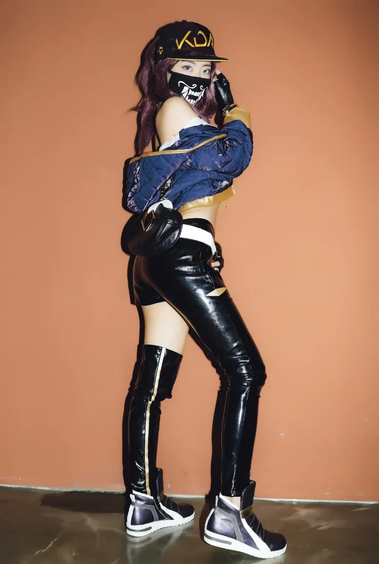 潮人穿搭手机壁纸｜橙色背景图片 - 个性服饰「哲风壁纸」