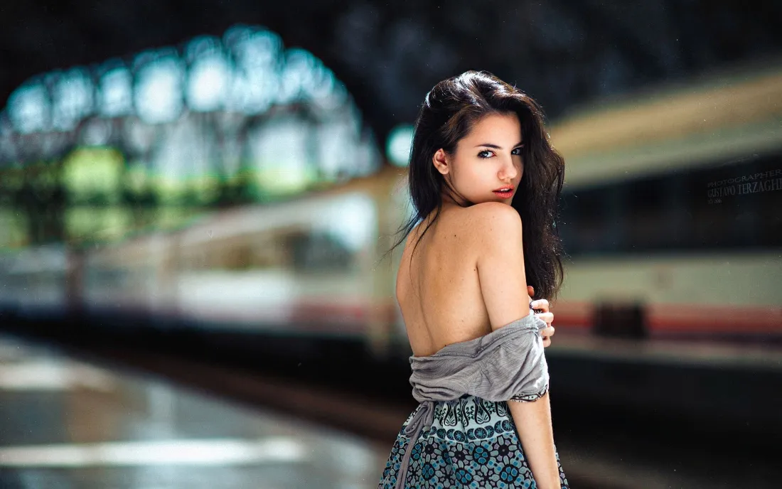 2k黑发美女壁纸｜车站背景图 - 露背性感写真「哲风壁纸」