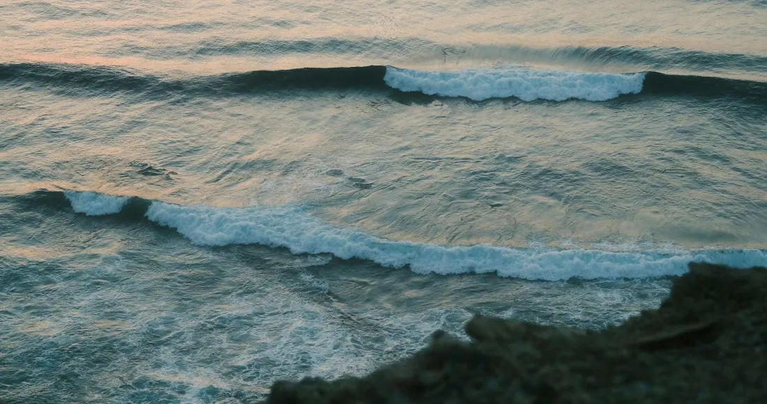 4k海浪礁石壁纸｜海岸背景图 - 黄昏海景「哲风壁纸」