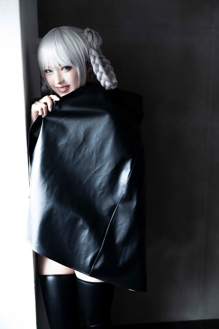 银发少女cosplay手机壁纸｜灰色背景 - 黑色皮衣过膝靴「哲风壁纸」