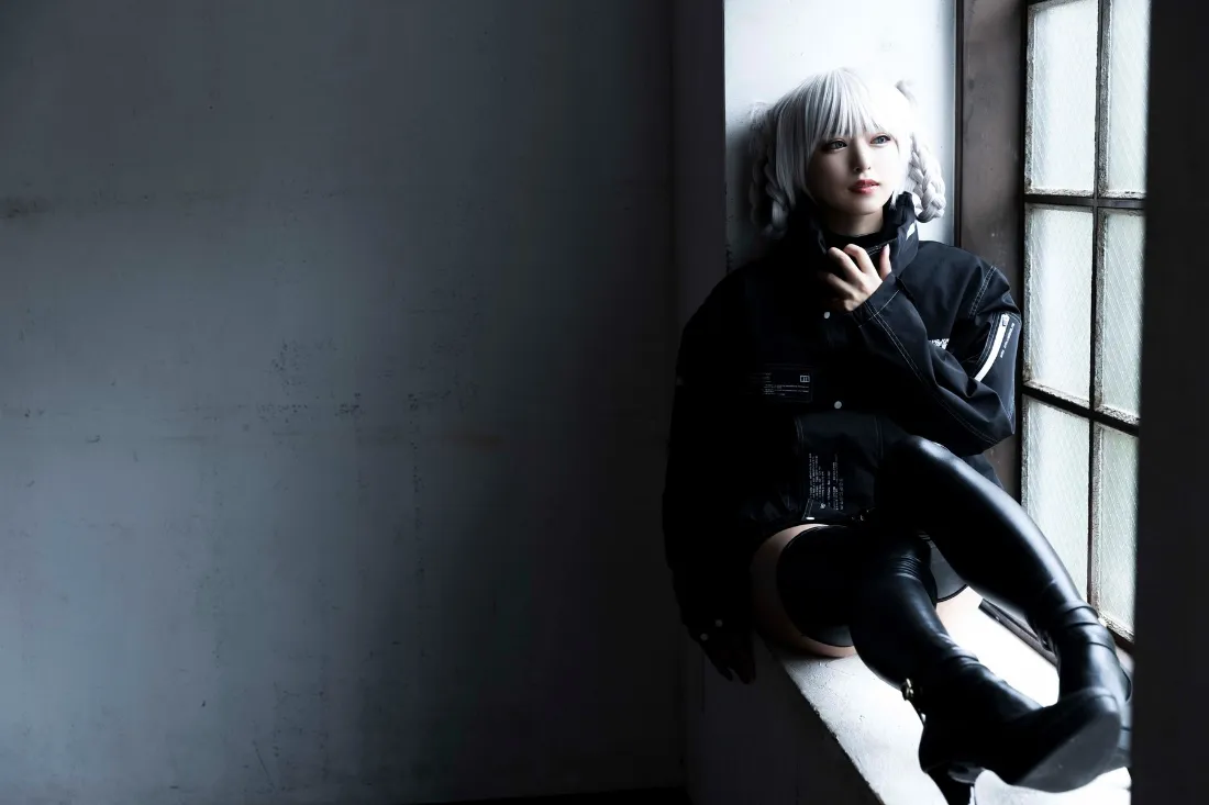 2k银发科幻人物壁纸｜灰色室内背景图片 - 银白色黑衣「哲风壁纸」