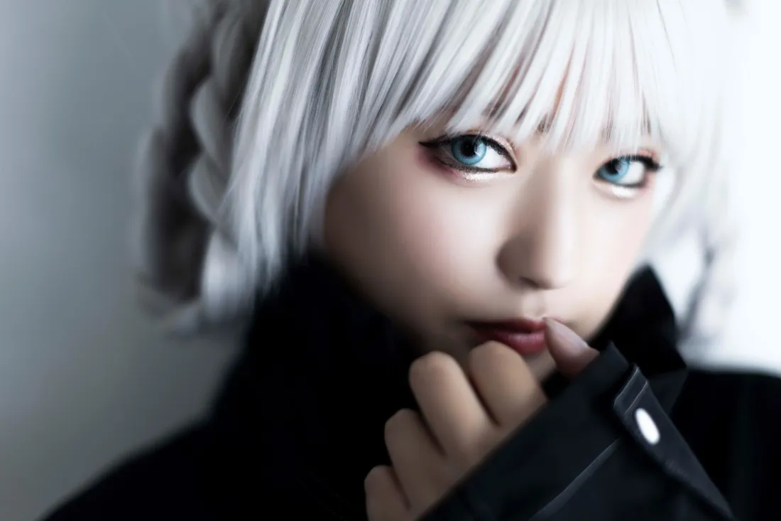 2k科幻银白色壁纸｜蓝眼背景图片 - 黑色服饰「哲风壁纸」