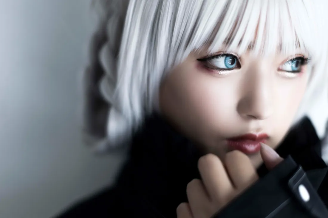 2k银发少女壁纸｜科幻背景 - 蓝瞳黑衣「哲风壁纸」