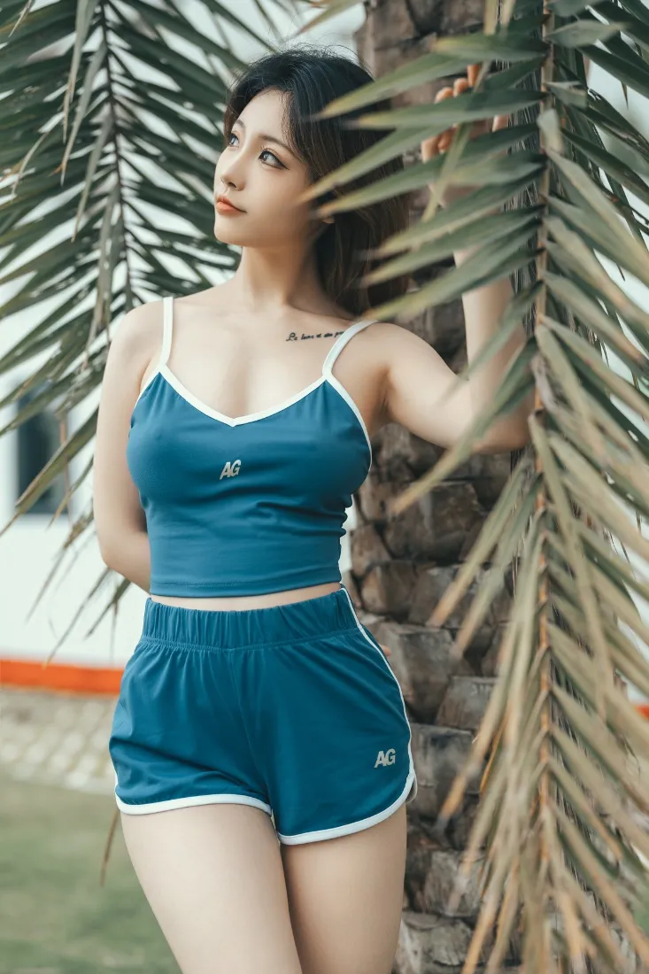 蓝色运动装美女手机壁纸｜户外健身背景 - 棕榈树「哲风壁纸」