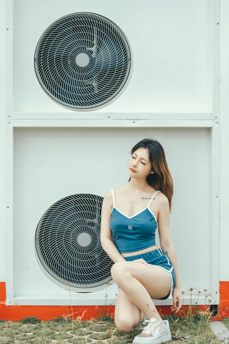 美女户外手机壁纸｜风扇背景图片 - 蓝色吊带穿搭「哲风壁纸」
