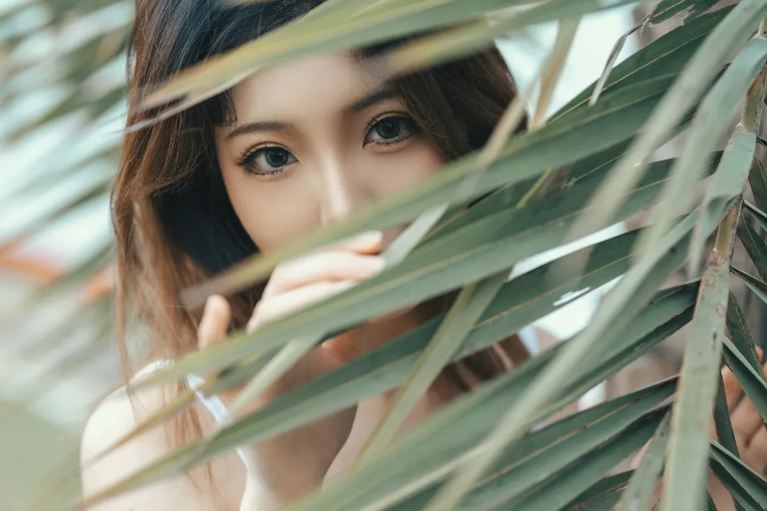 2k美女壁纸｜自然背景图片 - 树叶拍照「哲风壁纸」