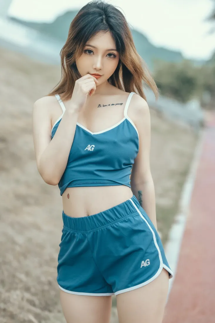 蓝色运动装美女手机壁纸｜户外背景图片 - 红色跑道「哲风壁纸」