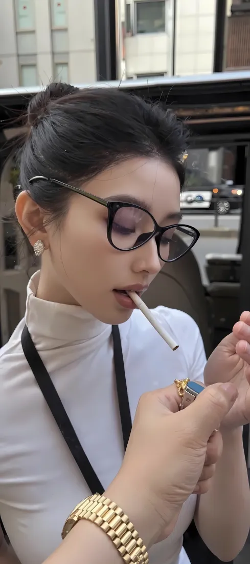 美女黑框眼镜手机壁纸｜都市街景背景 - 白色高领「哲风壁纸」