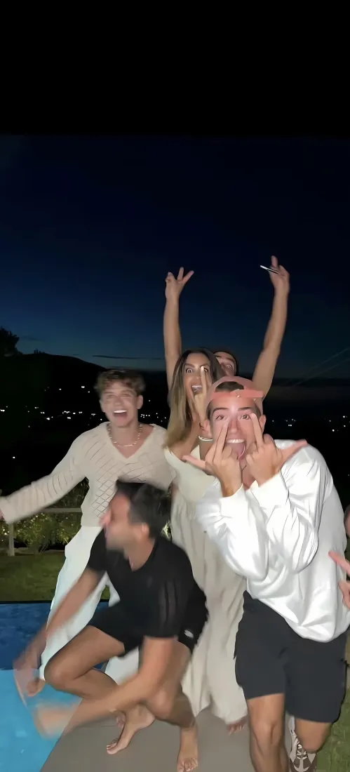 欧美大合照手机壁纸｜泳池边夜晚背景图片 - 欢乐聚会「哲风壁纸」