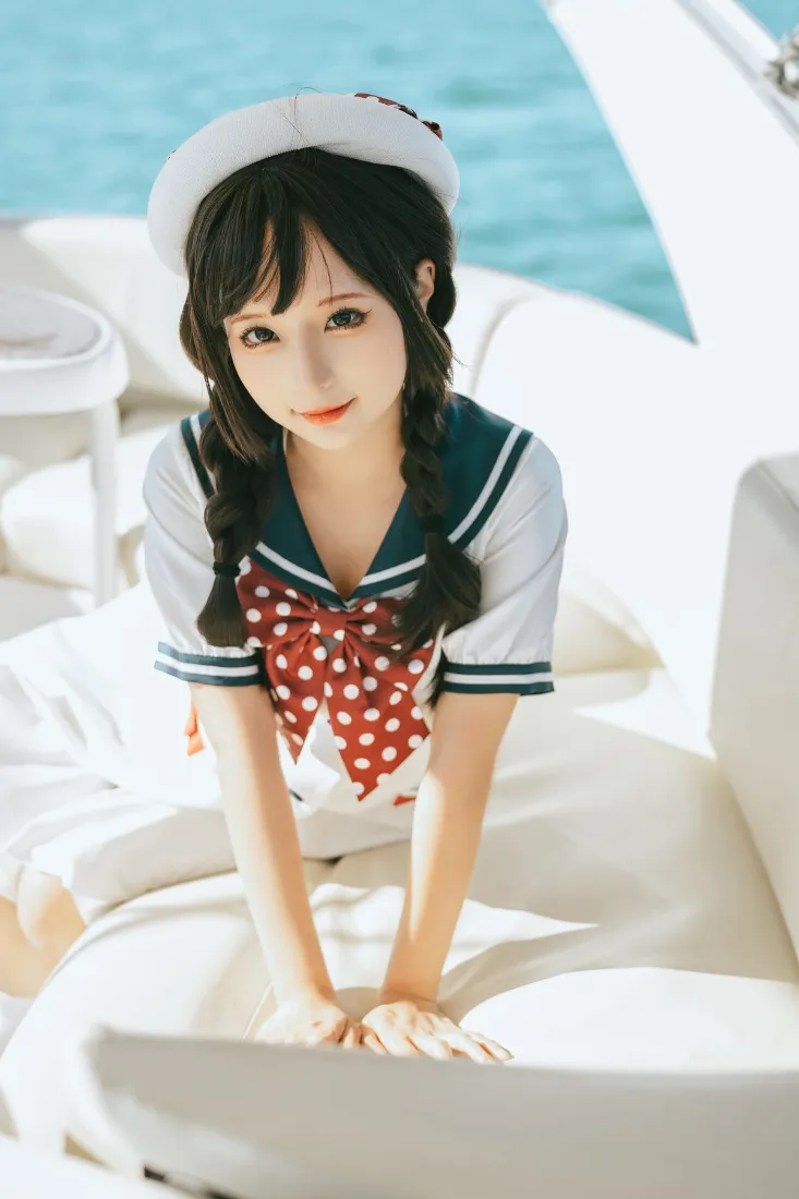 可爱女孩手机壁纸｜游艇背景图 - 白色船上水手服「哲风壁纸」