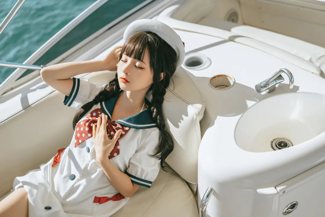 2k水手服女孩壁纸｜游艇背景图片 - 白色船上「哲风壁纸」