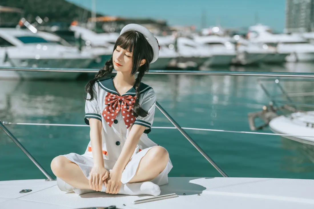 2k水手服女孩壁纸｜船上背景图片 - 白色游艇「哲风壁纸」