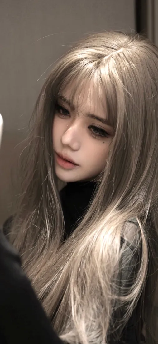 金发美女手机壁纸｜室内背景图片 - 黑色高领长发「哲风壁纸」