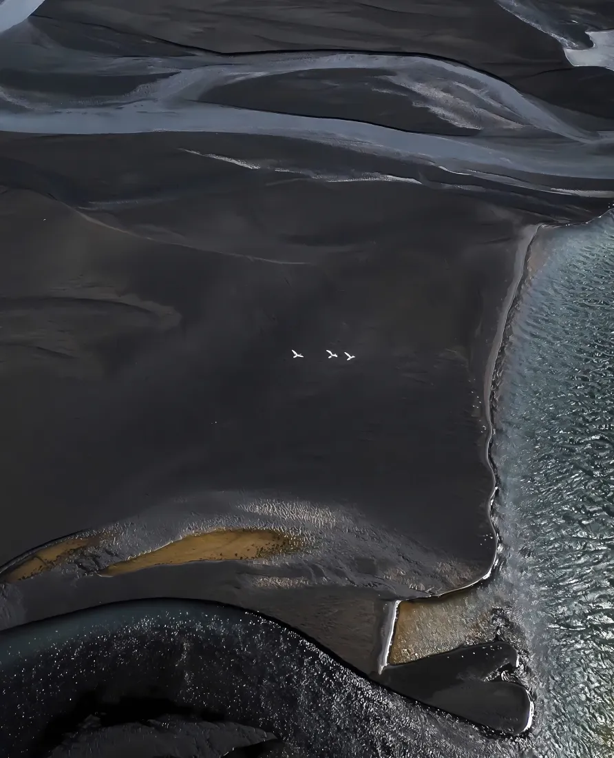 黑沙滩手机壁纸｜自然风景背景图 - 简约黑沙滩地貌「哲风壁纸」