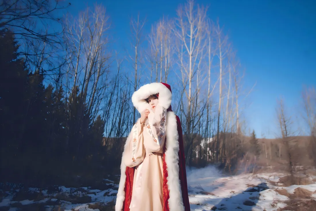8k圣诞服饰美女壁纸｜山间雪景背景图片 - 蓝天「哲风壁纸」