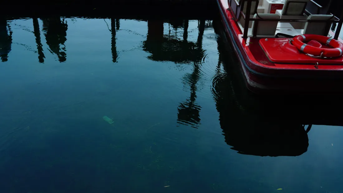 6k水面倒影红船壁纸｜码头港湾背景图片 - 自然暗色简约「哲风壁纸」