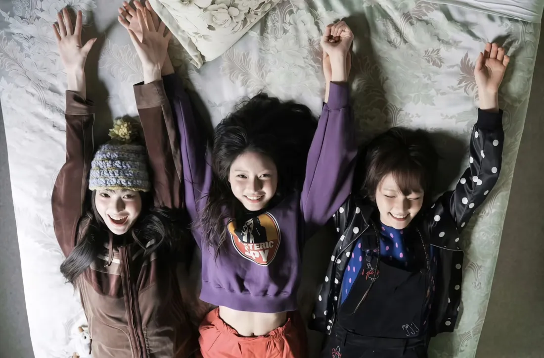 5k三人躺卧壁纸｜床铺背景图片 - 舒服躺平「哲风壁纸」