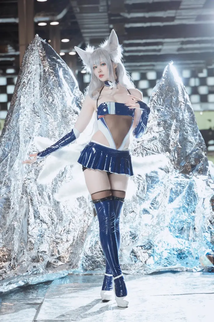九尾狐coser手机壁纸｜冰晶背景图片 - 蓝白穿搭「哲风壁纸」