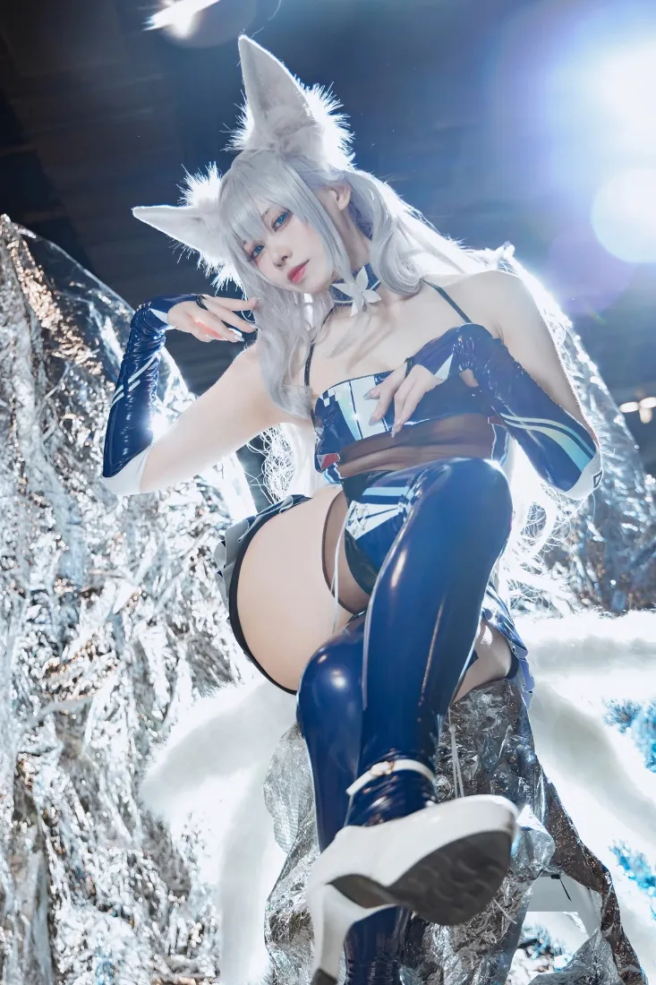 九尾狐coser手机壁纸｜银色背景图片 - 蓝色紧身衣「哲风壁纸」