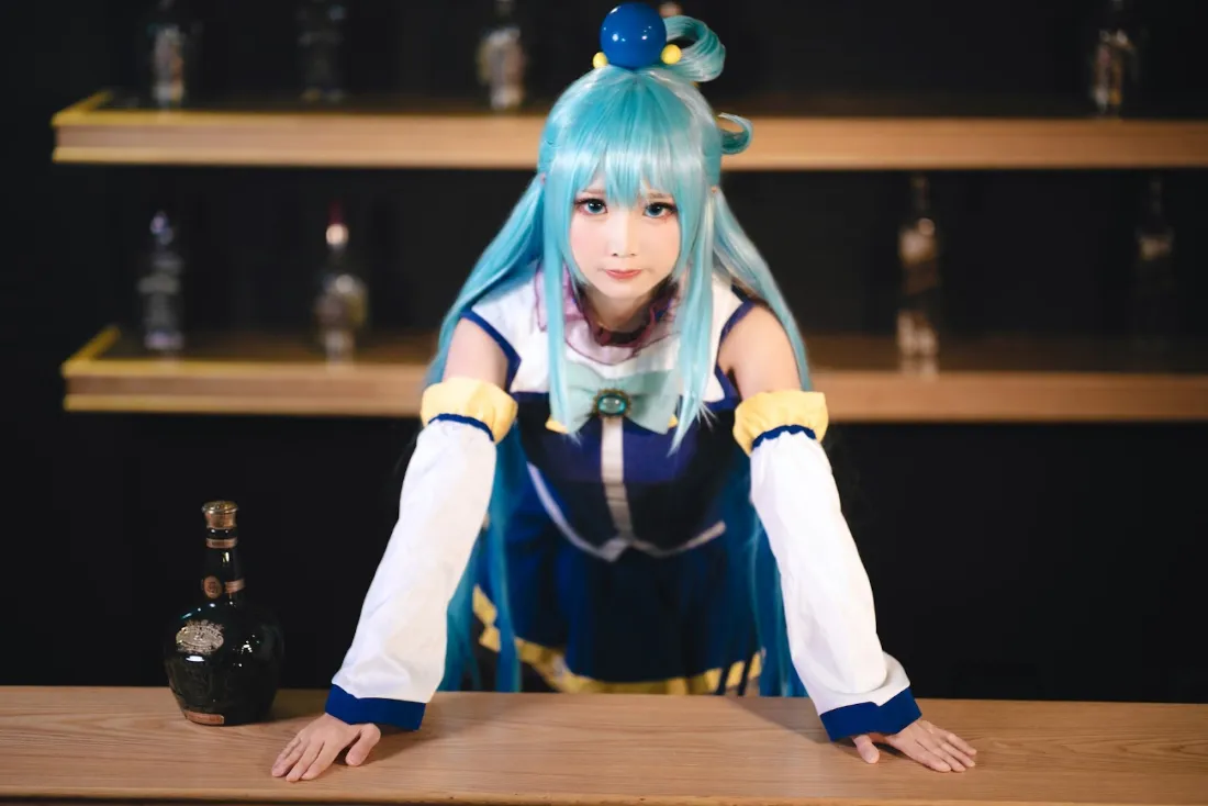 2k阿库娅cosplay壁纸｜吧台背景图片 - 蓝发「哲风壁纸」