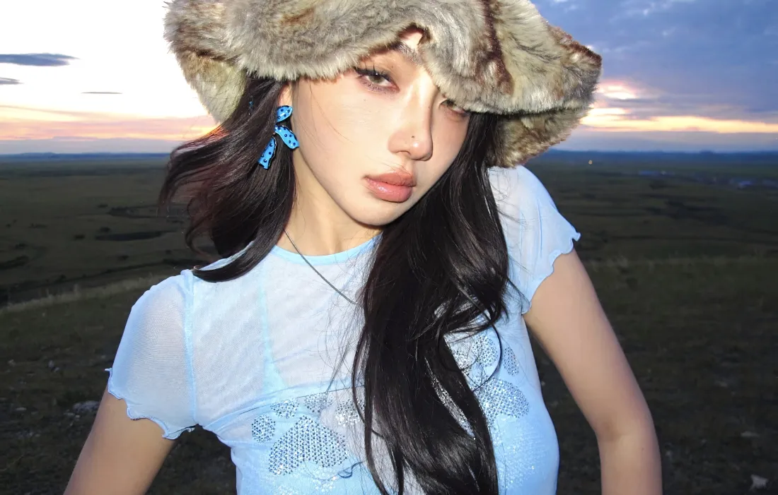 4k蓝短袖美女壁纸｜草原背景图片 - 欧美风毛绒帽「哲风壁纸」