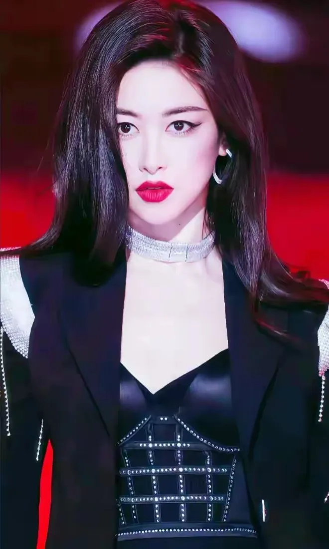 性感美女手机壁纸｜红背景图片 - 黑色西装穿搭「哲风壁纸」