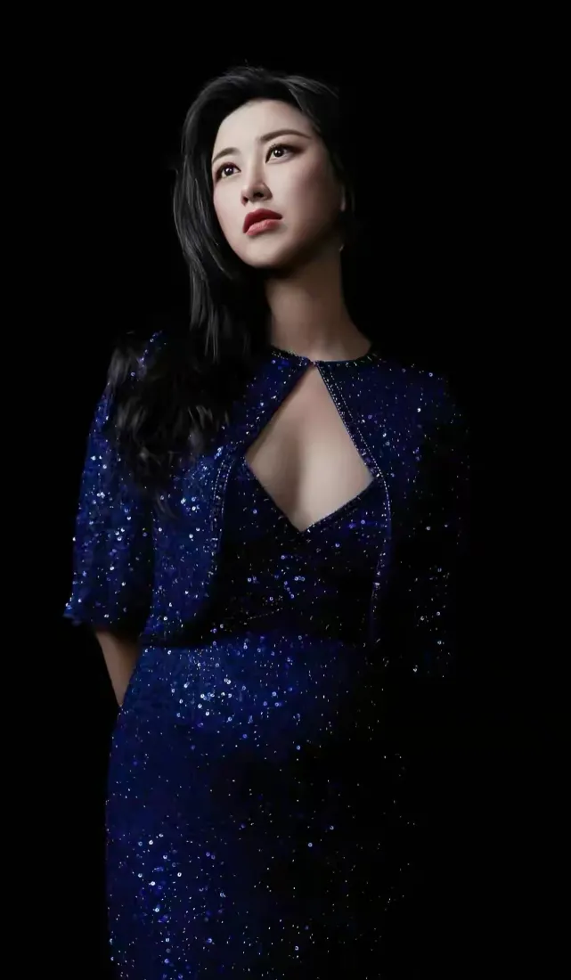 深蓝亮片礼服女性手机壁纸｜黑色背景图片 - 优雅「哲风壁纸」