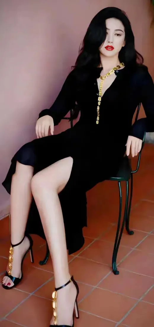 黑色连衣裙美女手机壁纸｜粉色墙背景 - 优雅迷人「哲风壁纸」