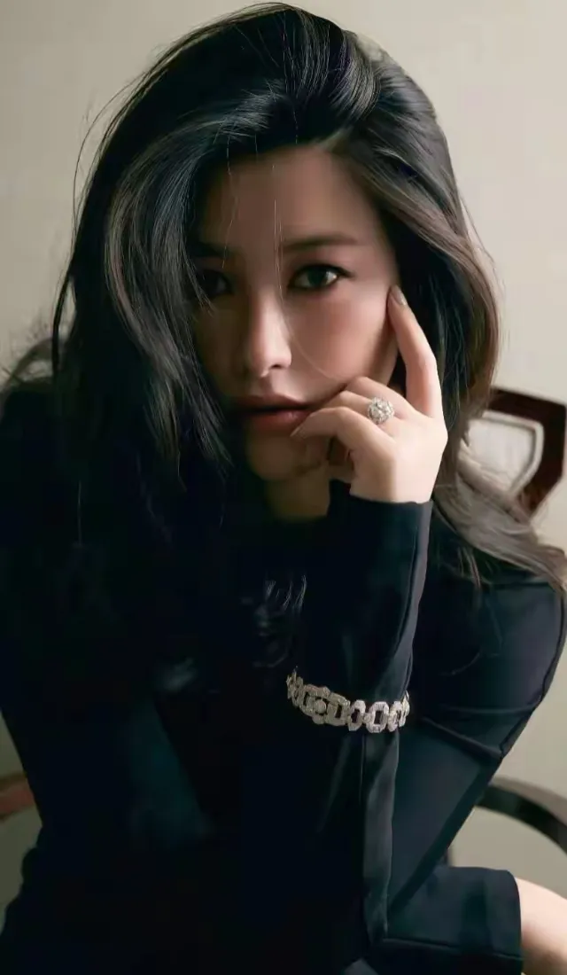 黑衣美女黑色系手机壁纸｜室内背景 - 黑色系列3「哲风壁纸」