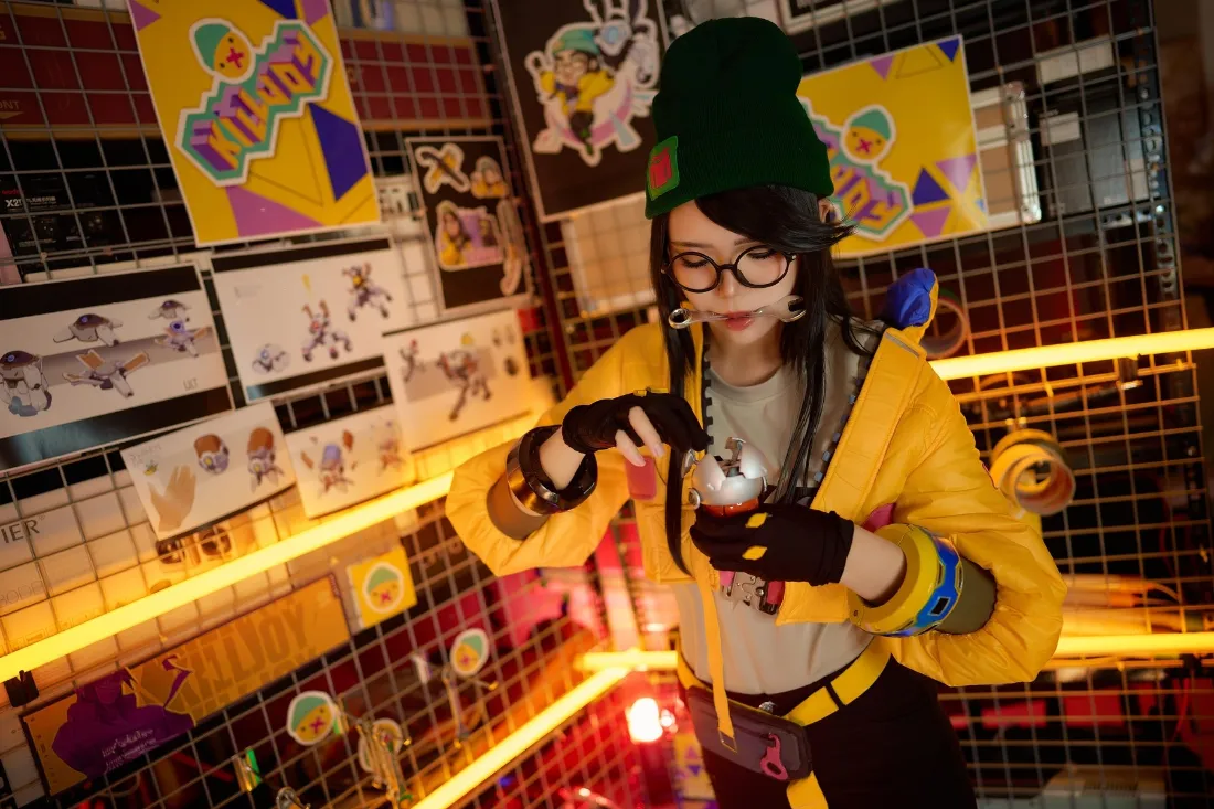 黄色外套人物手机壁纸｜网格墙背景 - 创意空间「哲风壁纸」