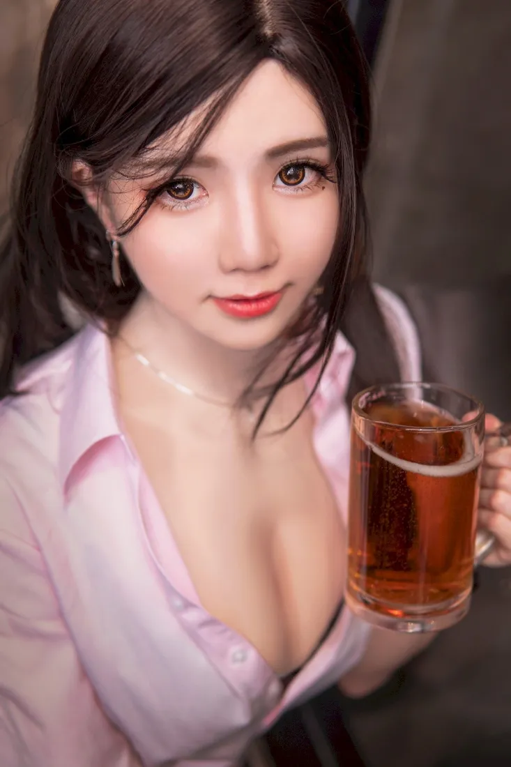 美女手机壁纸｜酒吧背景图片 - 粉色衬衫啤酒「哲风壁纸」