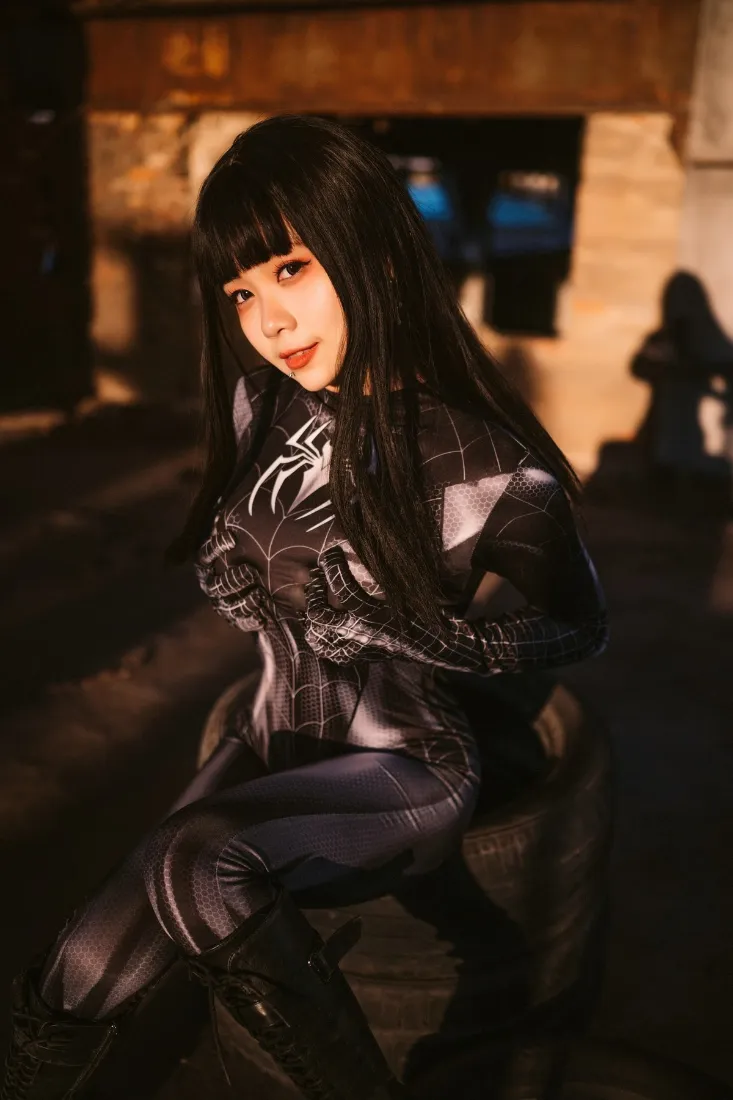 蜘蛛侠毒液cos手机壁纸｜工业区背景 - 黑色紧身衣「哲风壁纸」