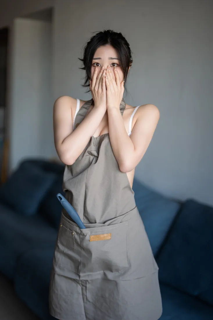 居家围裙女性手机壁纸｜室内背景图片 - 灰色沙发「哲风壁纸」