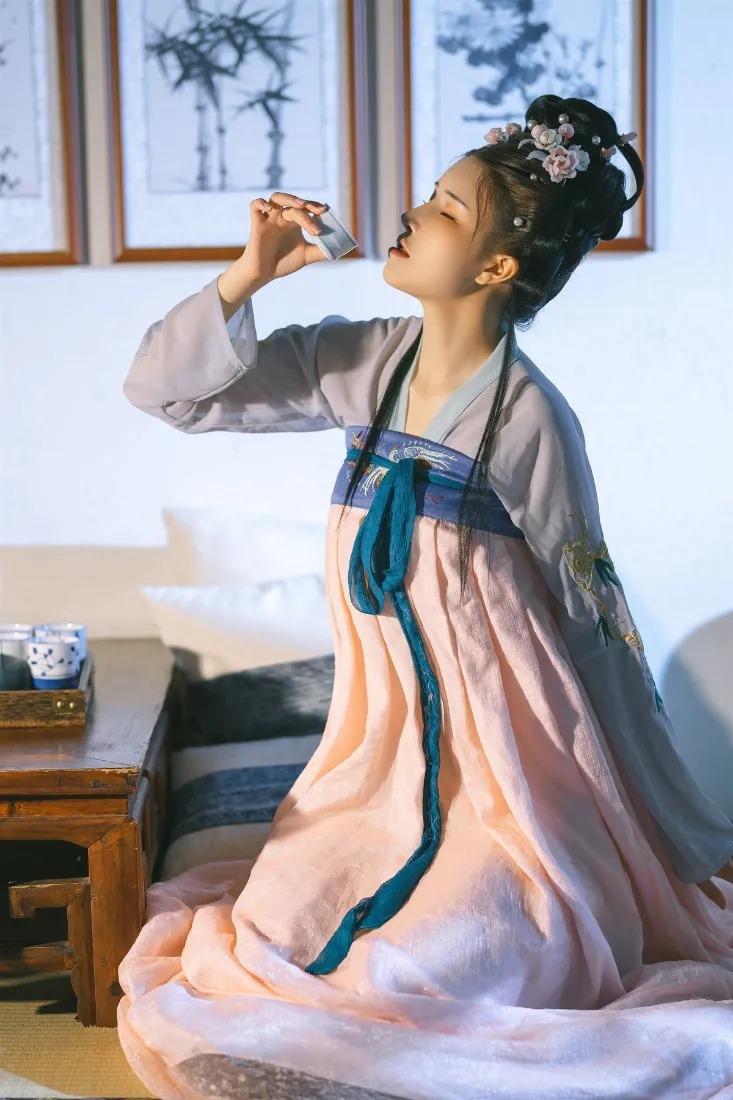 古装女子手机壁纸｜古风背景图片 - 汉服饮酒中式场景「哲风壁纸」