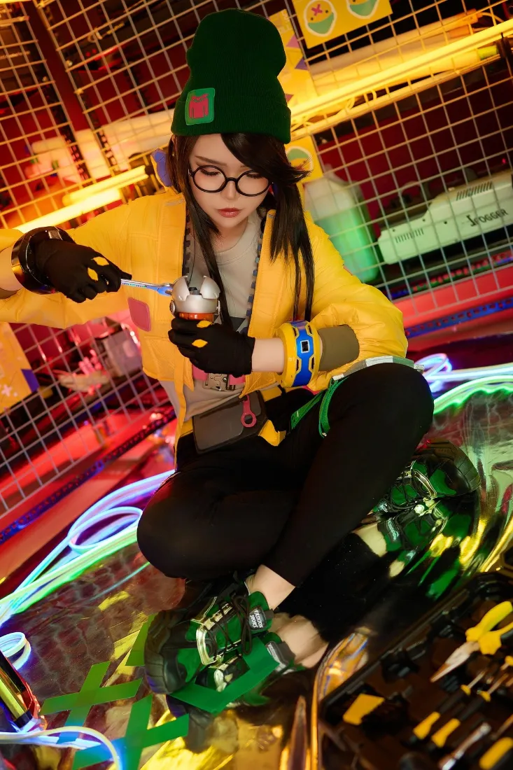 未来战士手机壁纸｜科技背景图片 - 赛博朋克游乐设施黄色外套「哲风壁纸」