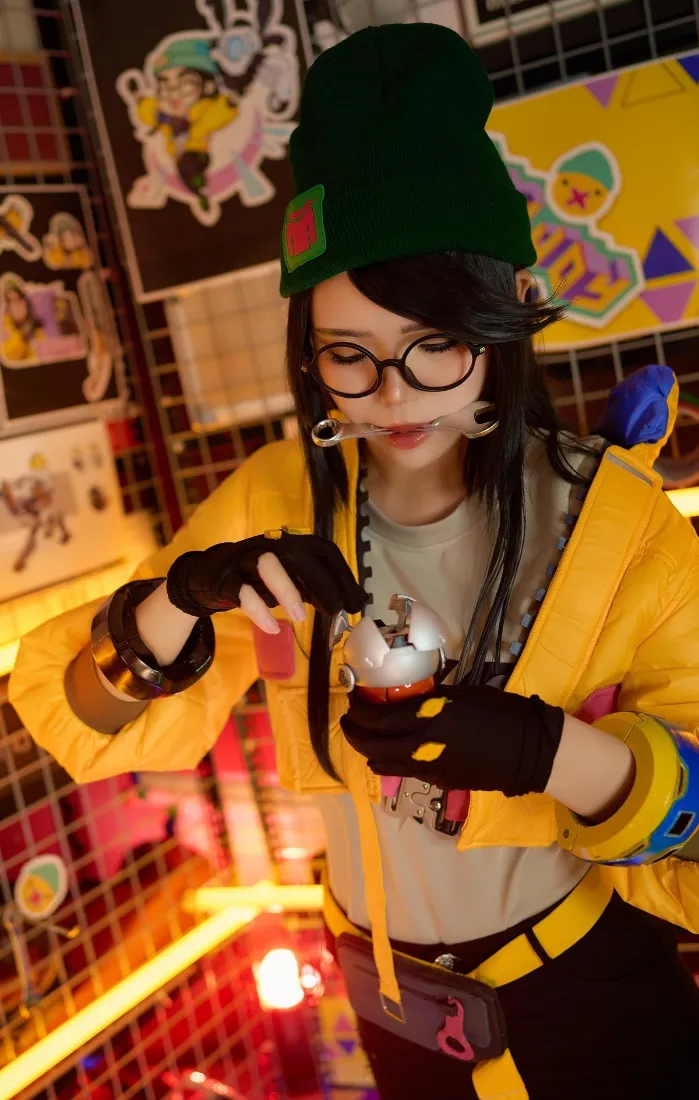 未来战士手机壁纸｜黄色外套背景 - 潮酷穿搭贴纸「哲风壁纸」