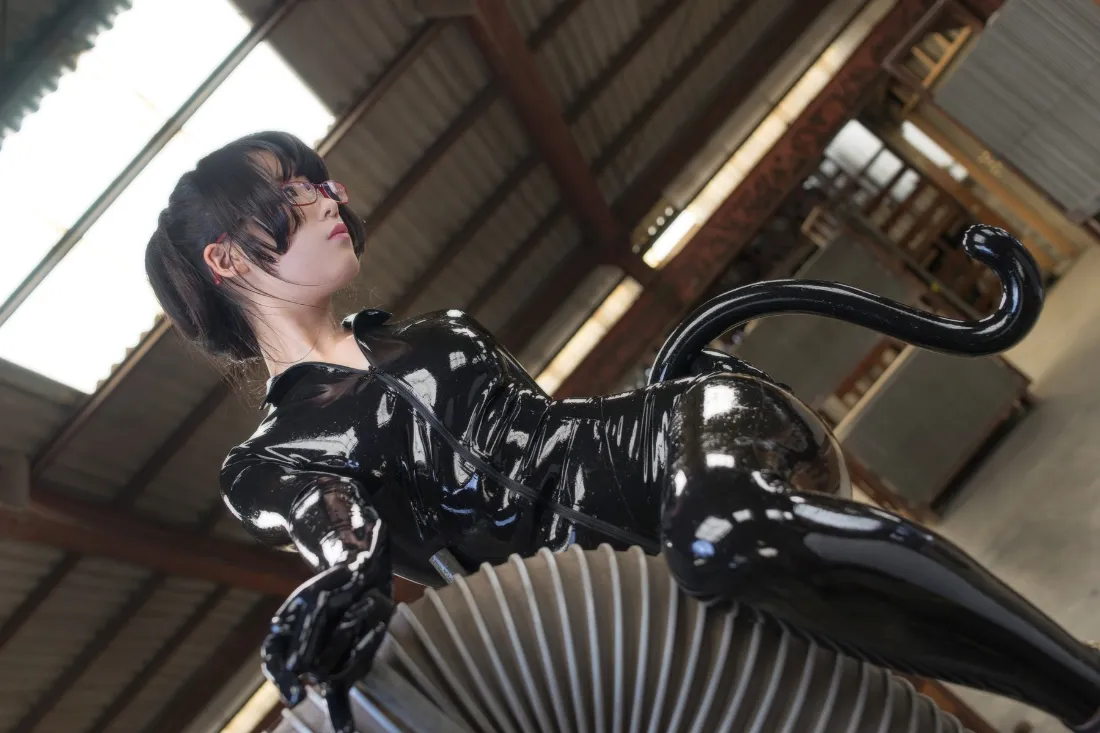 2k猫耳娘壁纸｜工业区背景图片 - 黑色皮衣「哲风壁纸」