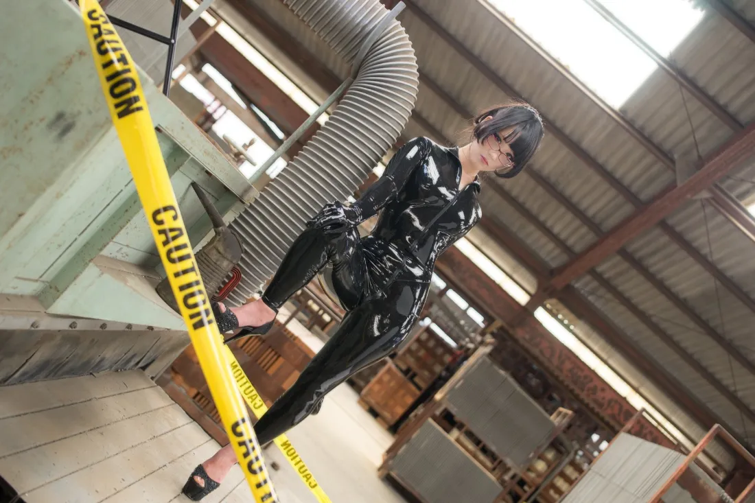 2k黑色皮衣壁纸｜工业区背景图片 - 警示带工厂「哲风壁纸」