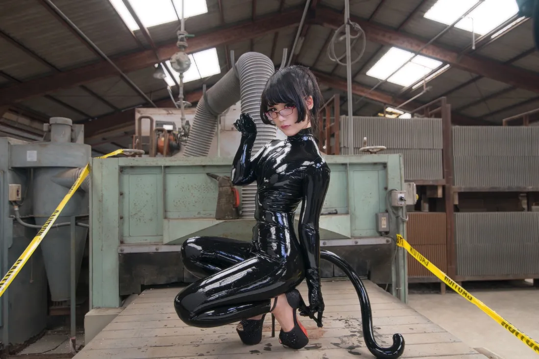 2k黑色皮衣模特壁纸｜工业区背景图片 - 工业风「哲风壁纸」