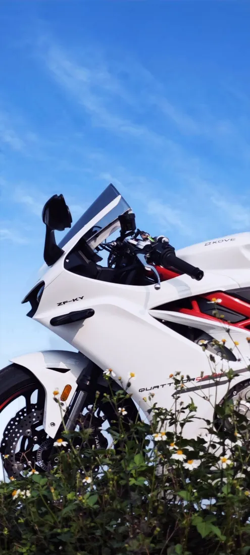 凯越450RR手机壁纸｜蓝天背景图片 - 摩托车「哲风壁纸」