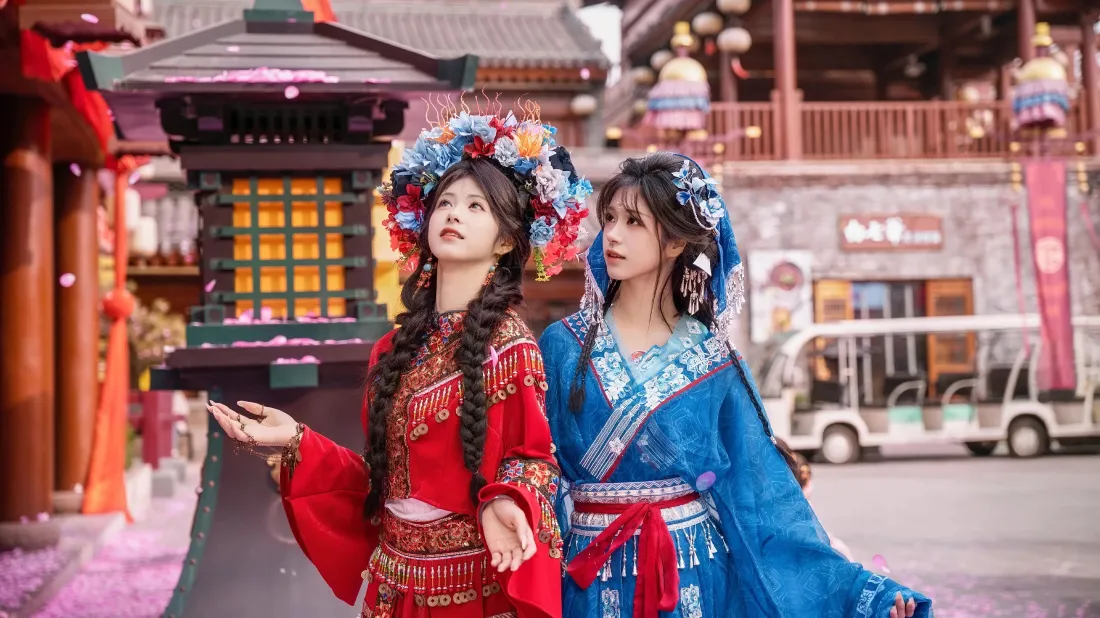 4k花魁古装壁纸｜古风街道背景 - 双姝红衣蓝衣「哲风壁纸」
