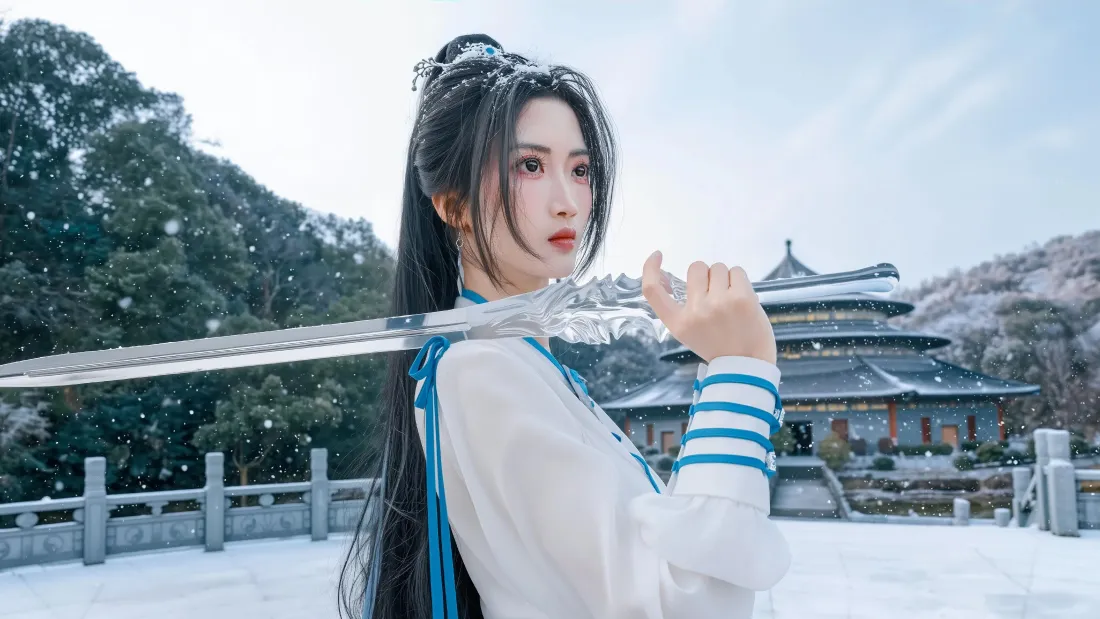 4k古装美女壁纸｜雪景古建筑图片 - 持剑清纯「哲风壁纸」