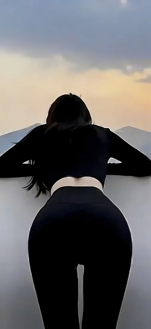 黑衣美女手机壁纸｜黄昏背景图片 - 背影「哲风壁纸」