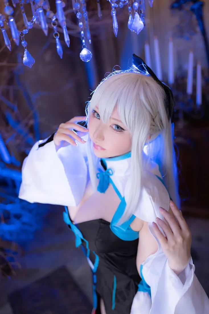 初音未来cosplay手机壁纸｜蓝色背景 - 酒吧水晶吊灯「哲风壁纸」