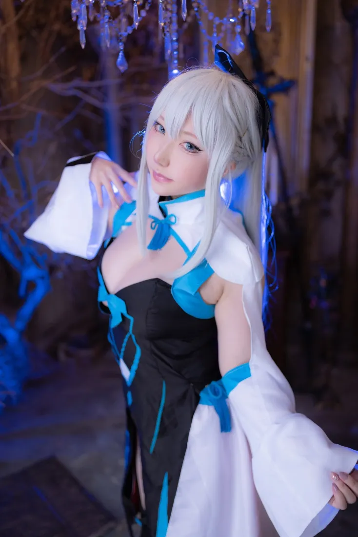 cosplay手机壁纸｜酒吧背景图片 - 蓝白服装白发少女「哲风壁纸」